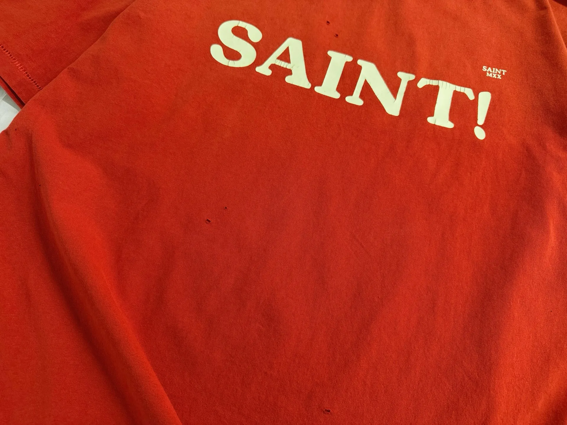 ❥8045 P136 Saint Mxxxxxx red distressed short-sleeve made of pure cotton fabric 290g loose fit process: cracked pulp printing + holes + spray-coded batik fried and washed Size: (S-M-L-XL) Color: washed red